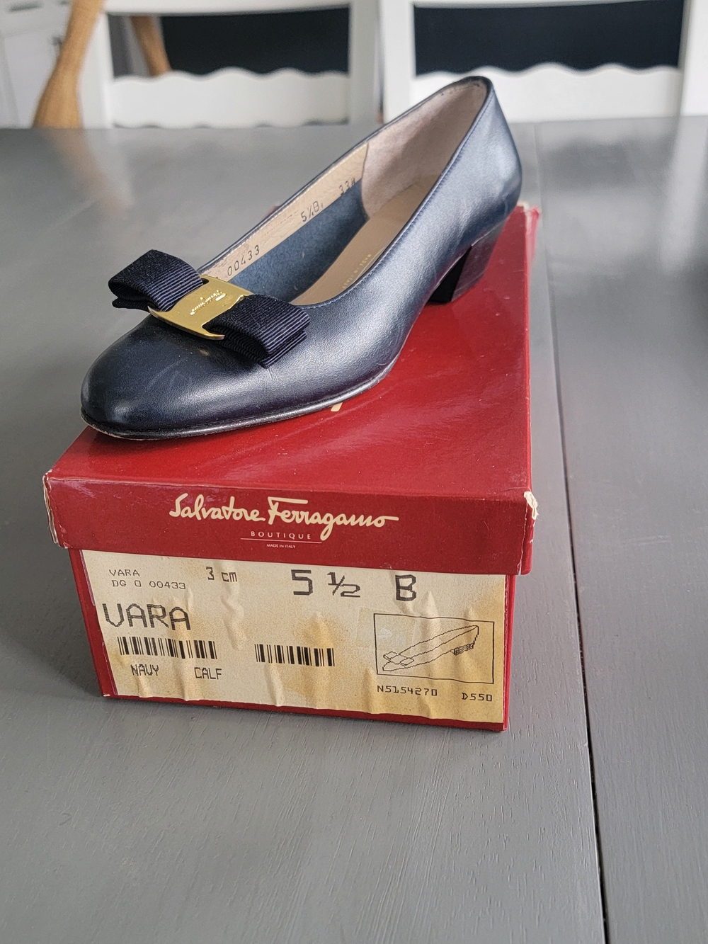 Vintage Salvatore Ferragamo Navy Vara Bow Low Heel  Pumps whit Box. Sz 5.5 B